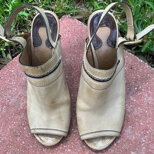 CHLOÉ Natural Heeled Peep Toes 391/2